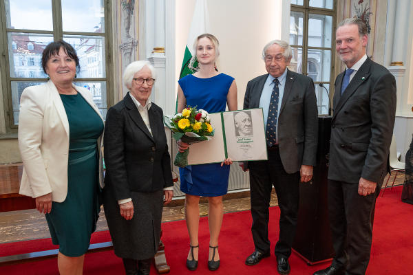 Corinna Perchtold-Stefan (3.v.l.) wurde mit dem Josef Krainer-Würdigungspreis ausgezeichnet. © Land Steiermark/Streibl; bei Quellenangabe honorarfrei