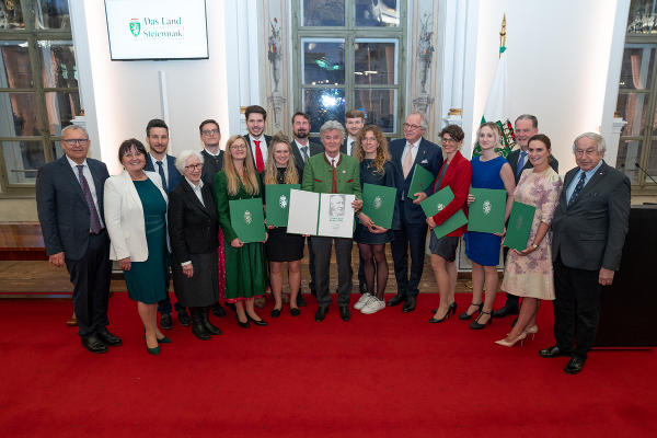 Verleihung der Josef Krainer-Preise 2025 in der Aula der Alten Universität: Landtagspräsident Gerald Deutschmann, Landeshauptmann-Stellvertreterin Manuela Khom und Steirisches Gedenkwerk-Obmann Gerald Schöpfer mit den Ausgezeichneten. © Land Steiermark/Streibl; bei Quellenangabe honorarfrei