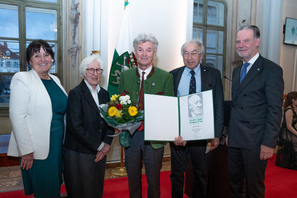 Unternehmer Charly Temmel (3.v.l.) wurde mit dem Großen Josef Krainer-Preis ausgezeichnet. © Land Steiermark/Streibl; bei Quellenangabe honorarfrei