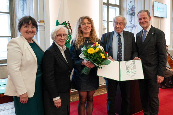 Elisabeth Fliesser (3.v.l.) wurde mit dem Josef Krainer-Förderungspreis ausgezeichnet. © Land Steiermark/Streibl; bei Quellenangabe honorarfrei