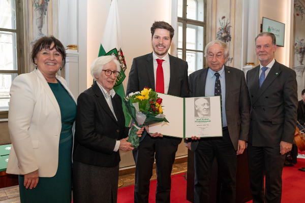 Robert Jarolim (3.v.l.) wurde mit dem Josef Krainer-Förderungspreis ausgezeichnet. © Land Steiermark/Streibl; bei Quellenangabe honorarfrei
