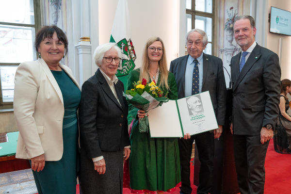 Anna Maria König (3.v.l.) wurde mit dem Josef Krainer-Förderungspreis ausgezeichnet. © Land Steiermark/Streibl; bei Quellenangabe honorarfrei