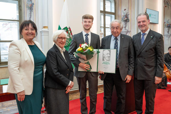 Daniel Sudi (3.v.l.) wurde mit dem Josef Krainer-Förderungspreis ausgezeichnet. © Land Steiermark/Streibl; bei Quellenangabe honorarfrei
