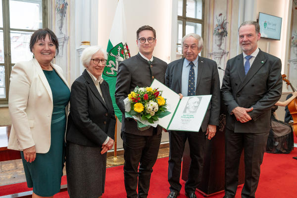 Josef Franz Viktor Tausendschön (3.v.l.) wurde mit dem Josef Krainer-Förderungspreis ausgezeichnet. © Land Steiermark/Streibl; bei Quellenangabe honorarfrei