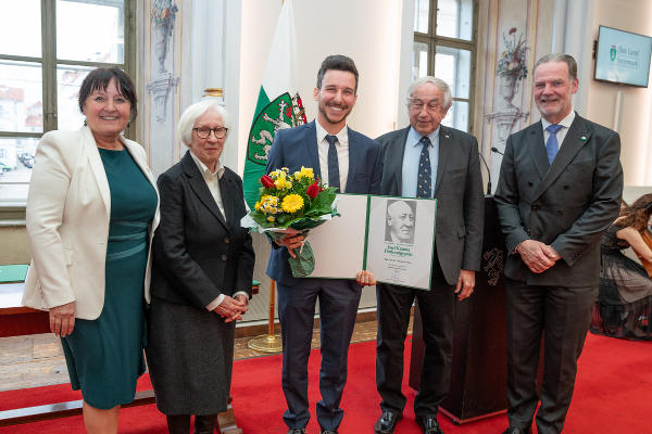 Alexander Venus (3.v.l.) wurde mit dem Josef Krainer-Förderungspreis ausgezeichnet. © Land Steiermark/Streibl; bei Quellenangabe honorarfrei