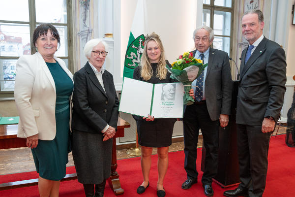 Marilena Wilding (3.v.l.) wurde mit dem Josef Krainer-Förderungspreis ausgezeichnet. © Land Steiermark/Streibl; bei Quellenangabe honorarfrei