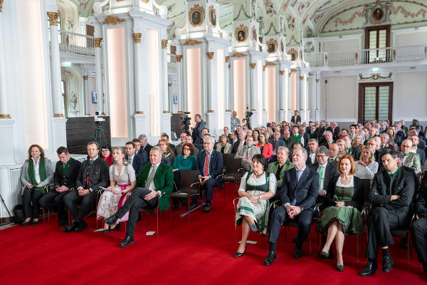 Mehr als 200 Gäste aus Politik, Verwaltung, Wirtschaft, Kultur, den Kirchen und dem Ehrenamt, der Wissenschaft und von Einsatzorganisationen waren in der Alten Universität versammelt. © Land Steiermark/Robert Binder; Verwendung bei Quellenangabe honorarfrei