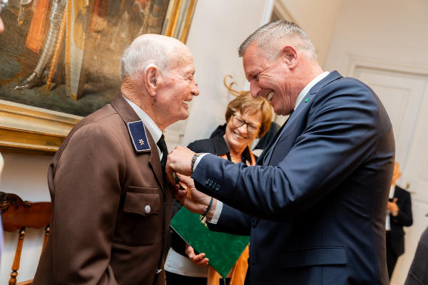 Landeshauptmann Mario Kunasek ehrte den dienstältesten Feuerwehrmann der Steiermark, Ehrenhauptbrandmeister Peter Riedl, heute an dessen 101. Geburtstag mit einer eigens dafür geschaffenen Medaille für 85 Jahre im Dienst der Feuerwehr. © Land Steiermark/Robert Binder; Verwendung bei Quellenangabe honorarfrei
