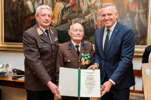 Landesfeuerwehrkommandant Reinhard Leichtfried, der Jubilar Peter Riedl und Landeshauptmann Mario Kunasek, der auch eine Urkunde überreichte. © Land Steiermark/Robert Binder; Verwendung bei Quellenangabe honorarfrei