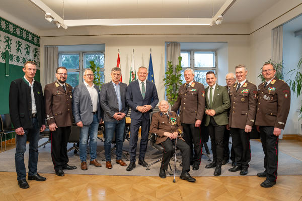 Ehrenhauptbrandmeister Peter Riedl im Sitzungszimmer der Landesregierung umgeben von Gratulanten aus Politik und Feuerwehrwesen. © Land Steiermark/Robert Binder; Verwendung bei Quellenangabe honorarfrei