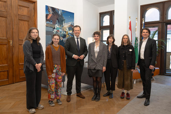 Mentorin Katharina Pichler, Katharina Rohrer, Kulturlandesrat Karlheinz Kornhäusl, Michaela Wolfgruber, Nina Gruber, Maya Herz, Kulturabteilungsleiter Patrick Schnabl (v.l.) © Land Steiermark/ Resch