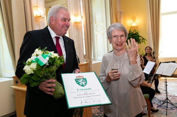 2019 bekam Barbara Frischmuth vom damaligen Landeshauptmann Hermann Schützenhöfer den Ehrenring des Landes Steiermark verliehen. © Land Steiermark/Robert Frankl; Verwendung bei Quellenangabe honorarfrei