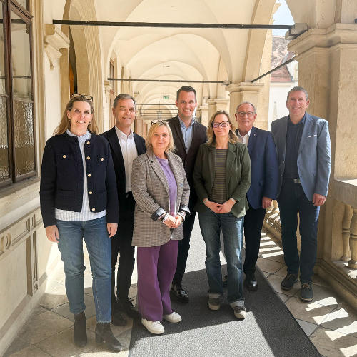 Die Bildungssprecher der Landtagsparteien trafen sich im Landhaus mit dem zuständigen Landesrat zum Austausch zur Elementarpädagogik: LAbg. Bettina Schoeller, LAbg. Wolfgang Dolesch, LAbg. Claudia Klimt-Weithaler, Landesrat Stefan Hermann, LAbg. Veronika Nitsche, LAbg. Detlev Eisel-Eiselsberg und LAbg. Arnd Meißl (v.l.). © Land Steiermark/PB Hermann; Verwendung bei Quellenangabe honorarfrei