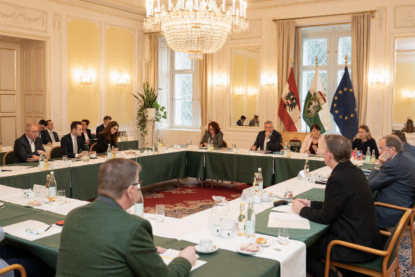 Im Weißen Saal der Grazer Burg kamen Vertreterinnen und Vertreter von Politik, Verwaltung, Interessensvertretungen und Städten und Gemeinden zum Deregulierungsgipfel zusammen. © Land Steiermark/Andreas Resch; Verwendung bei Quellenangabe honorarfrei