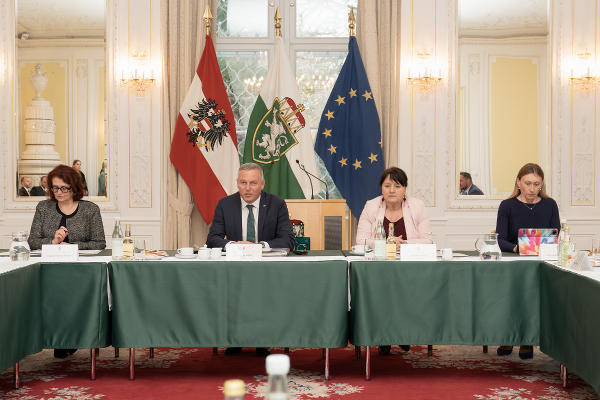 LH Mario Kunasek und LH-Stv. Manuela Khom begrüßten zum Deregulierungsgipfel im Weißen Saal der Grazer Burg, die Landesverwaltung wurde von LAD Brigitte Scherz-Schaar (l.) und Verfassungsdienst-Leiterin Waltraud Bauer-Dorner (r.) vertreten.  © Land Steiermark/Andreas Resch; Verwendung bei Quellenangabe honorarfrei