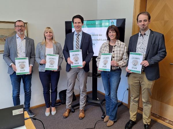 Alexander Horvath (Katastrophenschutzreferent), Daniela Götzfried (Referentin für Wahlangelegenheiten) Bezirkshauptmann Markus Kraxner, Bärbel Sandriesser  
 (Leiterin des Inneren Dienstes) und Marcel Kerschbaumer (Leiter des Anlagenreferates) präsentierten heute Vormittag die Leistungsbilanz (v.l.)
  © Foto: leopress; bei Quellenangabe honorarfrei
