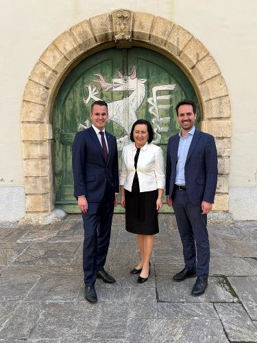 Bildungslandesrat Stefan Hermann (l.) und Bildungsdirektorin Elisabeth Meixner (M.) empfingen Bundesminister Christoph Wiederkehr (r.) zu einem Arbeitsgespräch in Graz. © Land Steiermark/Büro LR Hermann; bei Quellenangabe honorarfrei