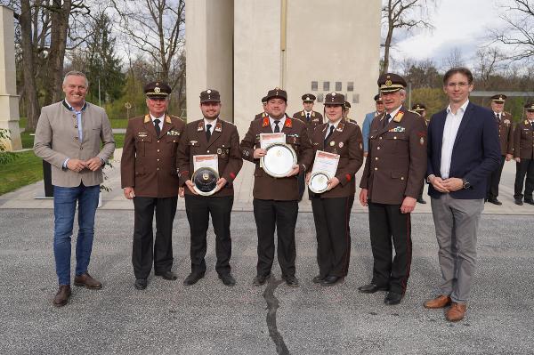 Landeshauptmann Mario Kunasek, OBR Harald Schaden (BFK Judenburg), OLM d. F. Markus Fritz (FF Peterdorf), HBI Gerald Kleemaier (FF Oberzeiring), LM d. F. Dominika Dorfer (FF Peterdorf), Landesfeuerwehrkommandant LBD Reinhard Leichtfried und Bgm. Mst. Joachim Schnabel (v.l.) © Land Steiermark/Mitteregger; bei Quellenangabe honorarfrei