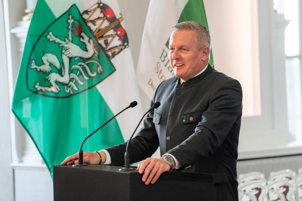 LH Mario Kunasek bedankte sich in seiner Rede für den ehrenamtlichen Einsatz der Musikvereine. © Land Steiermark/ Binder