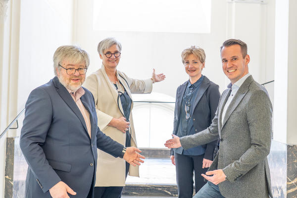 Konservatoriums-Direktor Eduard Lanner, Vizerektorin Constanze Wimmer, YAS-Leiterin Anke Schittenhelm und Bildungslandesrat Stefan Hermann (v.l.)heißen die jungen Talente auf den Stiegen der Kunstuniversität willkommen.    © Land Steiermark/Büro LR Hermann; Verwendung bei Quellenangabe honorarfrei