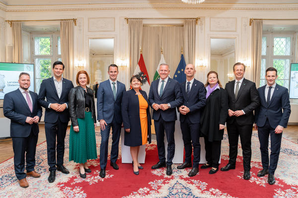 Budgetpräsentation 2025: KO Marco Triller, LR Hannes Amesbauer, LR Simone Schmiedtbauer, LR Stefan Hermann, LH-Stv. Manuela Khom, LH Mario Kunasek, LR Willibald Ehrenhöfer, LR Claudia Holzer, LR Karlheinz Kornhäusl und KO Lukas Schnitzer (v.l.) © Land Steiermark/Robert Binder; Verwendung bei Quellenangabe honorarfrei