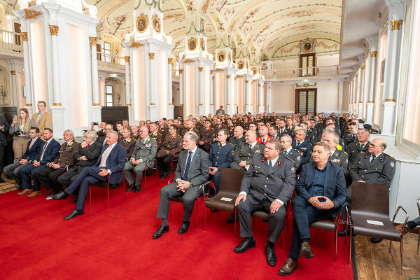 Festakt in der Aula der Alten Universität: LH Mario Kunasek überreichte an Rotkreuz-Offiziere und Feuerwehrkommandanten ihre Dekrete.  © Land Steiermark/Robert Binder; Verwendung bei Quellenangabe honorarfrei