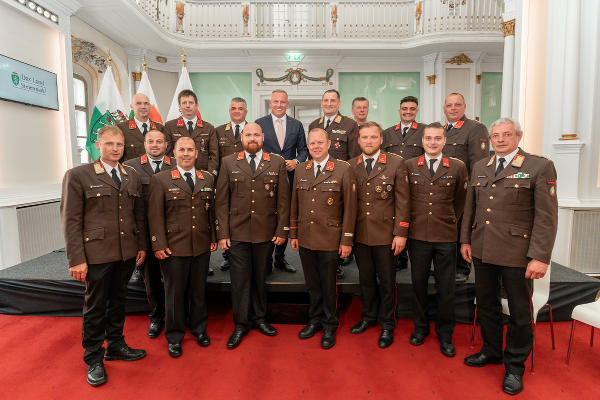 Neue Feuerwehrkommandanten, die in ihr Amt gewählt wurden und nun ihre Dekrete erhalten haben. © Land Steiermark/Robert Binder; Verwendung bei Quellenangabe honorarfrei