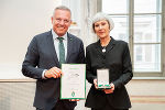 Ulla Steinklauber hat als Archäologie-Expertin Brücken zwischen Zeiten und Kulturen geschlagen. © Land Steiermark/Robert Binder; Verwendung bei Quellenangabe honorarfrei Ulla Steinklauber hat als Archäologie-Expertin Brücken zwischen Zeiten und Kulturen geschlagen.