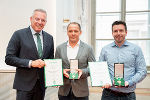 Mit der Lebensrettungsmedaille ausgezeichnet: David Niegelhell (l.) und Herbert Terler retteten einen Unglückslenker aus seinem komplett zertrümmerten Fahrzeug, das bald darauf in Flammen stand. © Land Steiermark/Robert Binder; Verwendung bei Quellenangabe honorarfrei Mit der Lebensrettungsmedaille ausgezeichnet: David Niegelhell (l.) und Herbert Terler retteten einen Unglückslenker aus seinem komplett zertrümmerten Fahrzeug, das bald darauf in Flammen stand.