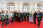 Die aktuell ausgezeichneten Trägerinnen und Träger des Goldenen Ehrenzeichens des Landes Steiermark und der Lebensrettungsmedaille am weiß-grünen Band © Land Steiermark/Robert Binder; Verwendung bei Quellenangabe honorarfrei Die aktuell ausgezeichneten Trägerinnen und Träger des Goldenen Ehrenzeichens des Landes Steiermark und der Lebensrettungsmedaille am weiß-grünen Band