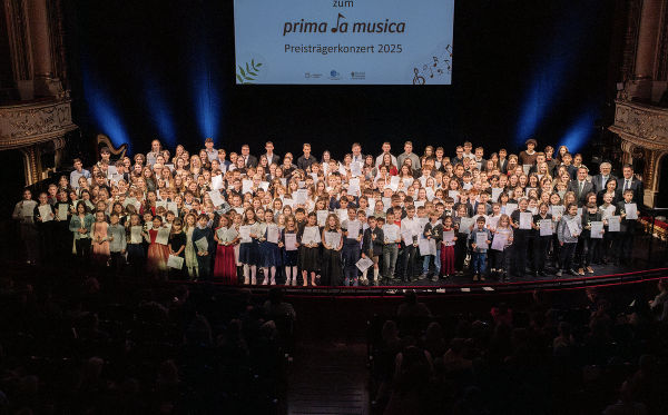 Gruppenbild der Ausgezeichneten sowie der Ehrengäste auf der Bühne der Oper Graz  © Freiberger