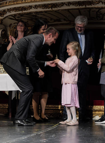 Bildungslandesrat Stefan Hermann, Bildungsdirektorin für Steiermark Elisabeth Meixner, Direktor Eduard Lanner sowie Landesfachbeirats-Vorsitzender Robert Ederer gratulierten den knapp 380 jungen Talenten  © Freiberger