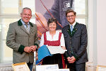 Landeshauptmann Mario Kunasek (l.), Doris Grassmugg, Leiterin des Steirischen Volksliedarchivs, Simon Koiner-Graupp, Geschäftsführer der Volkskultur Steiermark GmbH (r.) 
 
 
  © Land Steiermark