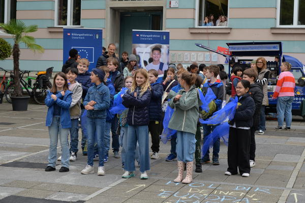 Feier zum Europatag am Grazer Tummelplatz: Tanzaufführung der Volksschulen Sr. Klara Fietz und Ferdinandeum zum Stück „Kleine Europäer“ © Land Steiermark