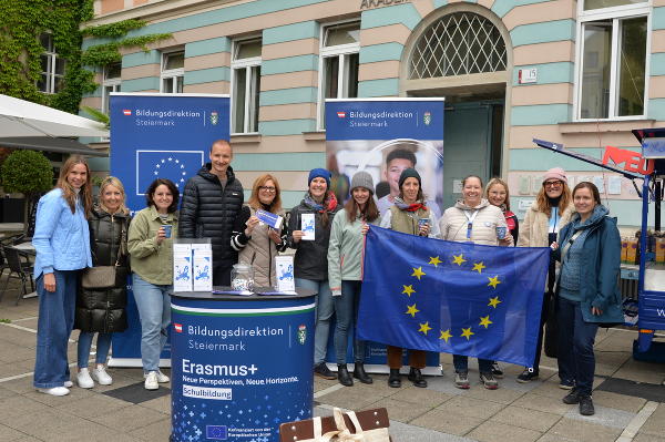 Feier zum Europatag am Grazer Tummelplatz: Die Organisatoren und Netzwerkpartner vor dem Akademischen Gymnasium © Land Steiermark