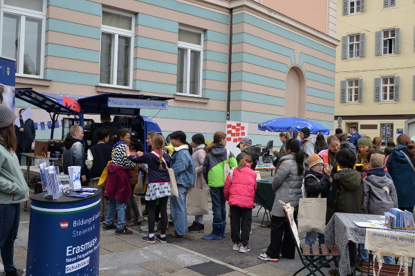 Feier zum Europatag am Grazer Tummelplatz: Schülerinnen und Schüler informieren sich auf spielerische Weise über Europa und die Europäische Union © Land Steiermark