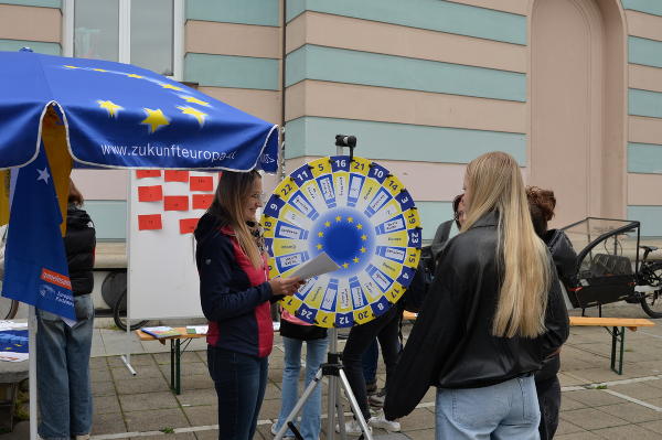 Feier zum Europatag am Grazer Tummelplatz: Glücksrad mit EU-Quizfragen © Land Steiermark