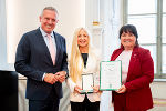 Landeshauptmann Mario Kunasek (l.) und Landeshauptmann-Stellvertreterin Manuela Khom (r.) überreichten Andrea Hirschenberger das Große Ehrenzeichen des Landes Steiermark. © Land Steiermark/Streibl; bei Quellenangabe honorarfrei Landeshauptmann Mario Kunasek (l.) und Landeshauptmann-Stellvertreterin Manuela Khom (r.) überreichten Andrea Hirschenberger das Große Ehrenzeichen des Landes Steiermark.