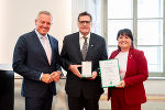 Landeshauptmann Mario Kunasek (l.) und Landeshauptmann-Stellvertreterin Manuela Khom (r.) überreichten BH a.D. Hannes Peißl das Große Ehrenzeichen des Landes Steiermark. © Land Steiermark/Streibl; bei Quellenangabe honorarfrei Landeshauptmann Mario Kunasek (l.) und Landeshauptmann-Stellvertreterin Manuela Khom (r.) überreichten BH a.D. Hannes Peißl das Große Ehrenzeichen des Landes Steiermark.