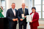 Landeshauptmann Mario Kunasek (l.) und Landeshauptmann-Stellvertreterin Manuela Khom (r.) überreichten Michael Stahl das Große Ehrenzeichen des Landes Steiermark. © Land Steiermark/Streibl; bei Quellenangabe honorarfrei Landeshauptmann Mario Kunasek (l.) und Landeshauptmann-Stellvertreterin Manuela Khom (r.) überreichten Michael Stahl das Große Ehrenzeichen des Landes Steiermark.