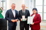 Landeshauptmann Mario Kunasek (l.) und Landeshauptmann-Stellvertreterin Manuela Khom (r.) überreichten Peter Uggowitzer das Große Ehrenzeichen des Landes Steiermark. © Land Steiermark/Streibl; bei Quellenangabe honorarfrei Landeshauptmann Mario Kunasek (l.) und Landeshauptmann-Stellvertreterin Manuela Khom (r.) überreichten Peter Uggowitzer das Große Ehrenzeichen des Landes Steiermark.