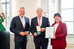Landeshauptmann Mario Kunasek (l.) und Landeshauptmann-Stellvertreterin Manuela Khom (r.) überreichten BH a.D. Max Wiesenhofer das Große Ehrenzeichen des Landes Steiermark. © Land Steiermark/Streibl; bei Quellenangabe honorarfrei Landeshauptmann Mario Kunasek (l.) und Landeshauptmann-Stellvertreterin Manuela Khom (r.) überreichten BH a.D. Max Wiesenhofer das Große Ehrenzeichen des Landes Steiermark.