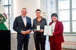 Landeshauptmann Mario Kunasek (l.) und Landeshauptmann-Stellvertreterin Manuela Khom (r.) überreichten Astrid Maria Veronig das Ehrenzeichen des Landes Steiermark für Wissenschaft, Forschung und Kunst. © Land Steiermark/Streibl; bei Quellenangabe honorarfrei Landeshauptmann Mario Kunasek (l.) und Landeshauptmann-Stellvertreterin Manuela Khom (r.) überreichten Astrid Maria Veronig das Ehrenzeichen des Landes Steiermark für Wissenschaft, Forschung und Kunst.