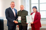 Landeshauptmann Mario Kunasek (l.) und Landeshauptmann-Stellvertreterin Manuela Khom (r.) überreichten Alois Gölles das Große Ehrenzeichen des Landes Steiermark. © Land Steiermark/Streibl; bei Quellenangabe honorarfrei Landeshauptmann Mario Kunasek (l.) und Landeshauptmann-Stellvertreterin Manuela Khom (r.) überreichten Alois Gölles das Große Ehrenzeichen des Landes Steiermark.