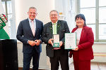 Landeshauptmann Mario Kunasek (l.) und Landeshauptmann-Stellvertreterin Manuela Khom (r.) überreichten BH a.D. Christian Sulzbacher das Große Ehrenzeichen des Landes Steiermark. © Land Steiermark/Streibl; bei Quellenangabe honorarfrei Landeshauptmann Mario Kunasek (l.) und Landeshauptmann-Stellvertreterin Manuela Khom (r.) überreichten BH a.D. Christian Sulzbacher das Große Ehrenzeichen des Landes Steiermark.