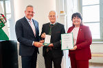Landeshauptmann Mario Kunasek (l.) und Landeshauptmann-Stellvertreterin Manuela Khom (r.) überreichten BH a.D. Florian Waldner das Große Ehrenzeichen des Landes Steiermark. © Land Steiermark/Streibl; bei Quellenangabe honorarfrei Landeshauptmann Mario Kunasek (l.) und Landeshauptmann-Stellvertreterin Manuela Khom (r.) überreichten BH a.D. Florian Waldner das Große Ehrenzeichen des Landes Steiermark.