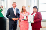 Landeshauptmann Mario Kunasek (l.) und Landeshauptmann-Stellvertreterin Manuela Khom (r.) überreichten Elisabeth Fiedler das Ehrenzeichen des Landes Steiermark für Wissenschaft, Forschung und Kunst. © Land Steiermark/Streibl; bei Quellenangabe honorarfrei Landeshauptmann Mario Kunasek (l.) und Landeshauptmann-Stellvertreterin Manuela Khom (r.) überreichten Elisabeth Fiedler das Ehrenzeichen des Landes Steiermark für Wissenschaft, Forschung und Kunst.