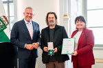 Landeshauptmann Mario Kunasek (l.) und Landeshauptmann-Stellvertreterin Manuela Khom (r.) überreichten Sandy Lopicic das Ehrenzeichen des Landes Steiermark für Wissenschaft, Forschung und Kunst. © Land Steiermark/Streibl; bei Quellenangabe honorarfrei Landeshauptmann Mario Kunasek (l.) und Landeshauptmann-Stellvertreterin Manuela Khom (r.) überreichten Sandy Lopicic das Ehrenzeichen des Landes Steiermark für Wissenschaft, Forschung und Kunst.