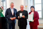 Landeshauptmann Mario Kunasek (l.) und Landeshauptmann-Stellvertreterin Manuela Khom (r.) überreichten Lorenz Maierhofer das Ehrenzeichen des Landes Steiermark für Wissenschaft, Forschung und Kunst. © Land Steiermark/Streibl; bei Quellenangabe honorarfrei Landeshauptmann Mario Kunasek (l.) und Landeshauptmann-Stellvertreterin Manuela Khom (r.) überreichten Lorenz Maierhofer das Ehrenzeichen des Landes Steiermark für Wissenschaft, Forschung und Kunst.