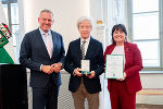 Landeshauptmann Mario Kunasek (l.) und Landeshauptmann-Stellvertreterin Manuela Khom (r.) überreichten Walter Pisk das Ehrenzeichen des Landes Steiermark für Wissenschaft, Forschung und Kunst. © Land Steiermark/Streibl; bei Quellenangabe honorarfrei Landeshauptmann Mario Kunasek (l.) und Landeshauptmann-Stellvertreterin Manuela Khom (r.) überreichten Walter Pisk das Ehrenzeichen des Landes Steiermark für Wissenschaft, Forschung und Kunst.